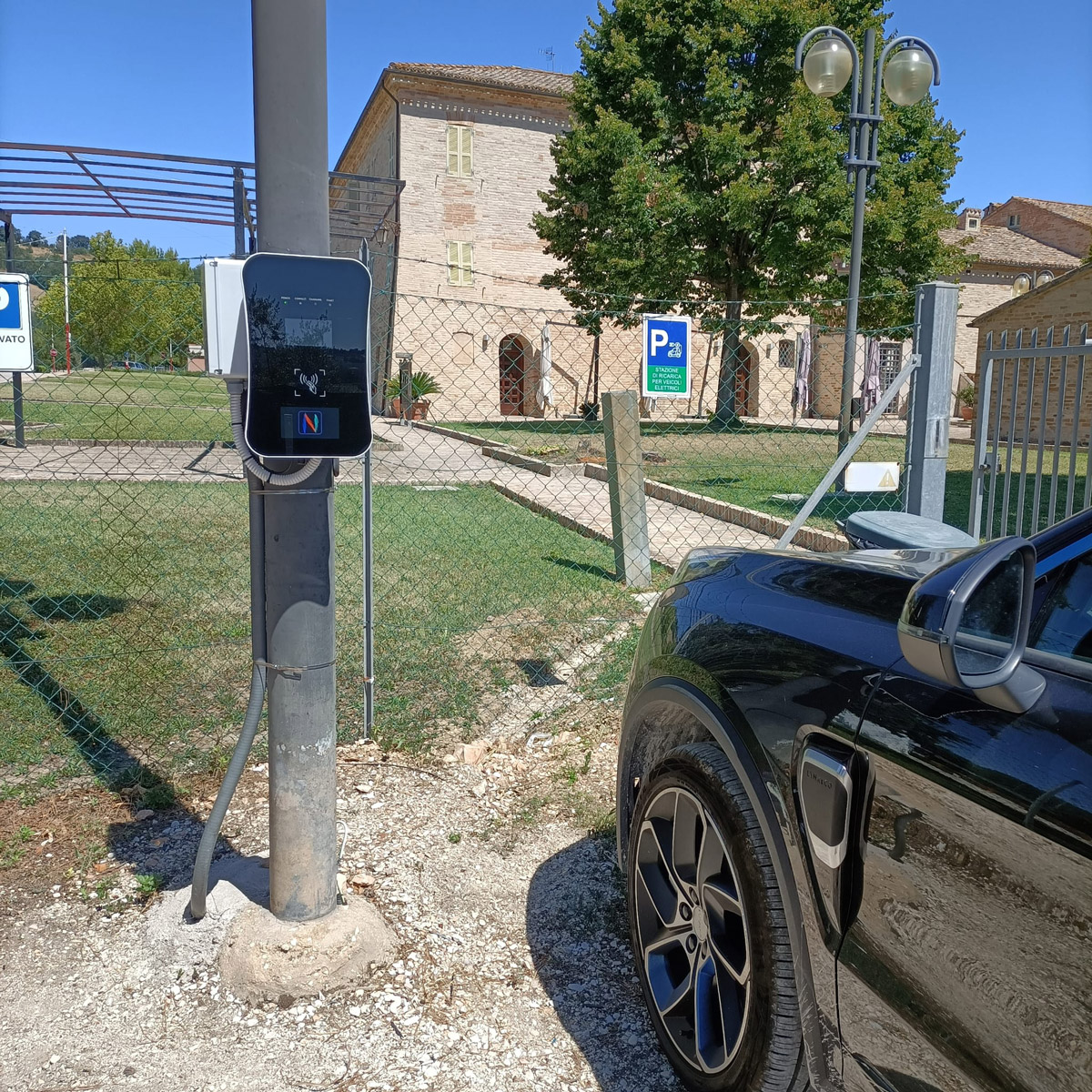 Parcheggio con colonnina elettricaParking with electric charging